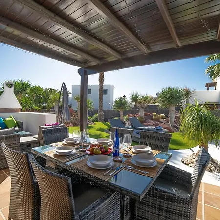 Beautiful Lanzarote 3 Bedrooms Irlanda Private Pool & Only 400m From The Sea Villa *