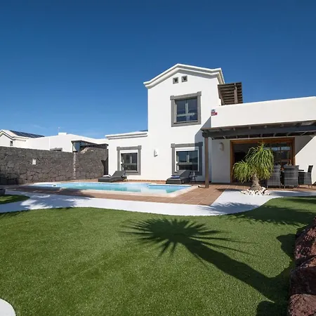 Beautiful Lanzarote 3 Bedrooms Irlanda Private Pool & Only 400m From The Sea