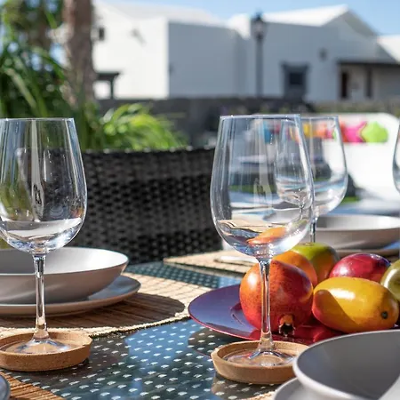 Beautiful Lanzarote 3 Bedrooms Irlanda Private Pool & Only 400m From The Sea Villa